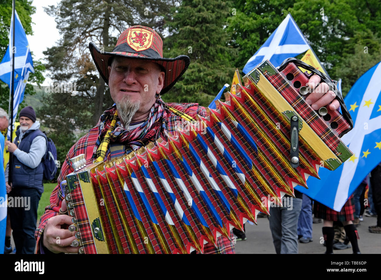 GALASHIELS, Bank Street / Canal Street , au Royaume-Uni. 01.Jun.2019. Le tout sous une même bannière Mars Légende : Un monsieur en ÒDinny BdaftÓ le nom de sur Facebook comme tartansqueezebox, joue musiques avant le début de la parade. Mars massés à l'appui de l'Indy écossais Ref 2, le samedi 01 juin 2019 à Galashiels, des milliers de partisans dans les rues de Galashiels, une petite minorité de garder la Grande-Bretagne ensemble vocal des militants dans la région, organisé par l'ensemble sous une même bannière campaign (Photo : Rob Gray) Banque D'Images