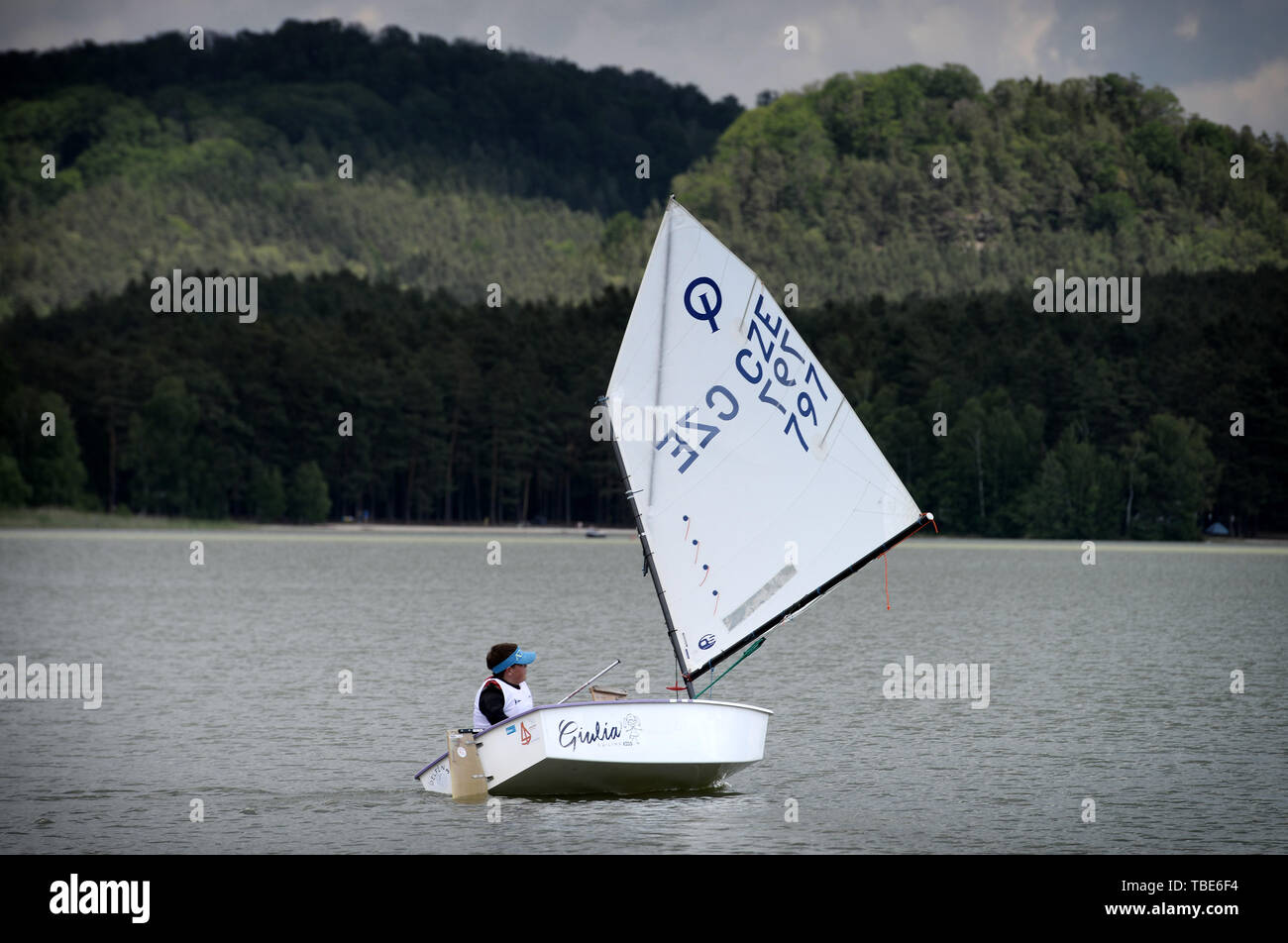 Stare Splavy, République tchèque. 1er juin 2019. Les jeunes concurrents de commencer la course à l'Optimist voile au lac Macha à Stare Splavy en République tchèque. L'Optimist dinghy voile en solitaire destinés aux enfants jusqu'à l'âge de 15 ans. Credit : Slavek Ruta/ZUMA/Alamy Fil Live News Banque D'Images