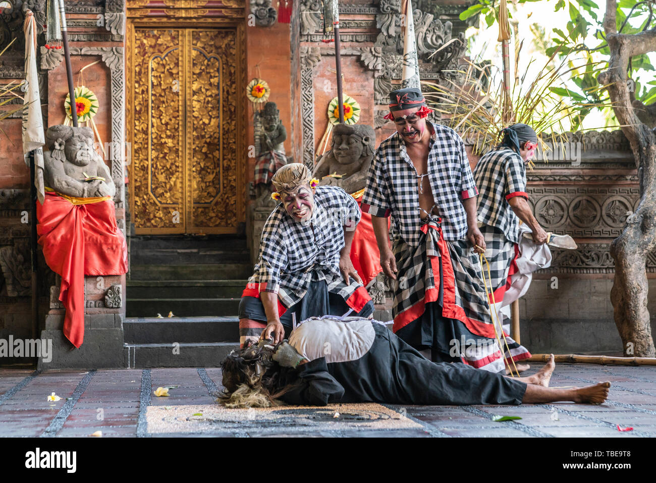 Banjar Gelulung, Bali, Indonésie - 26 Février 2019 : Mas de village. Jouer sur scène. Rire sur les bandits de l'ours mort. La construction du temple à l'arrière. Banque D'Images