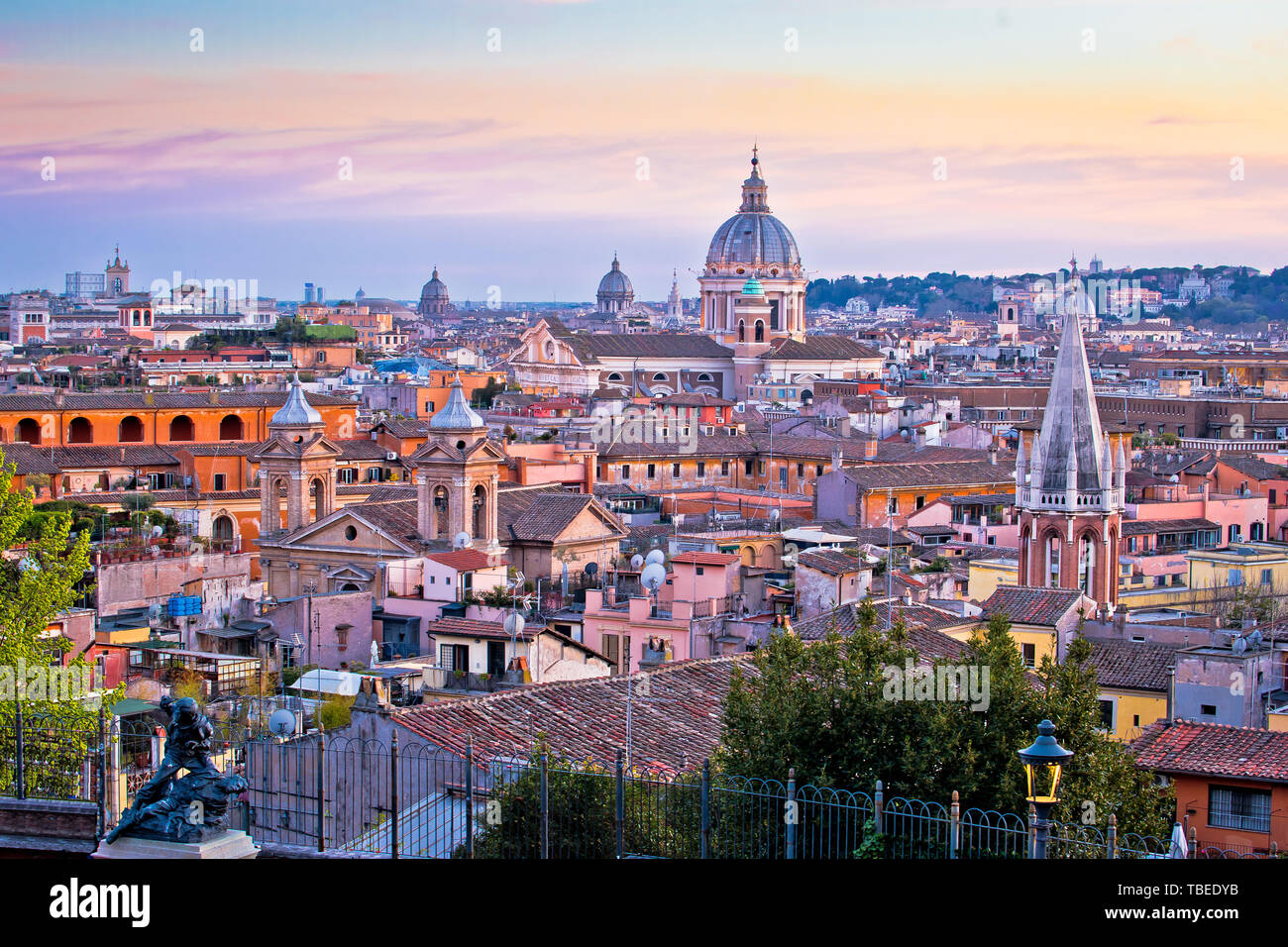 Les toits de Rome et les repères de soleil colorés view, capitale de l'Italie Banque D'Images