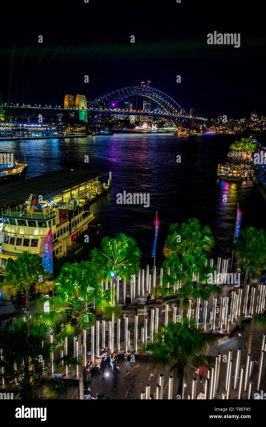 Le port de Sydney la nuit pendant le festival annuel populaire, la lumière vive. Banque D'Images