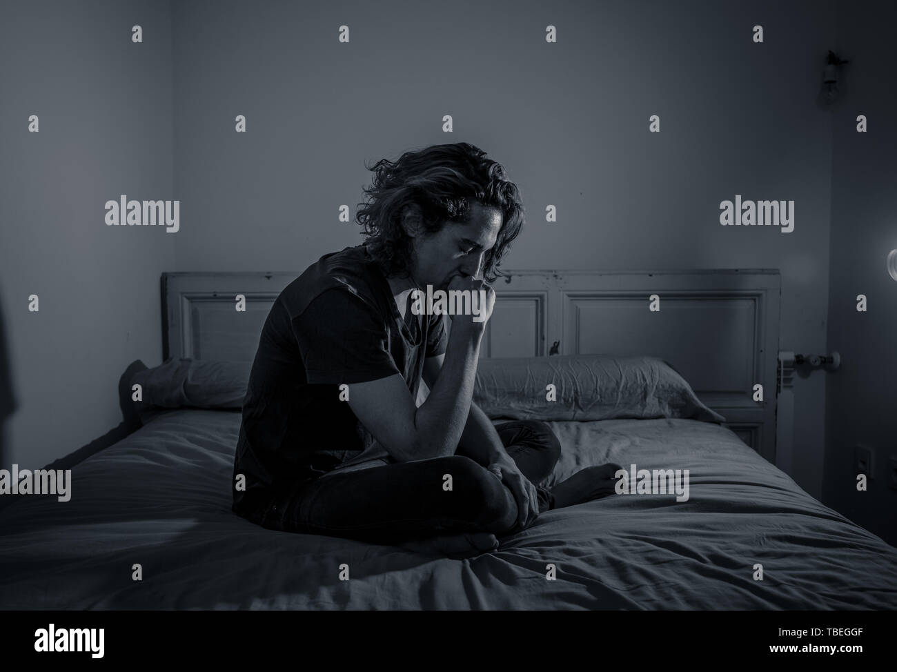 L Homme Millenaire Devastee Pleure Triste Sentiment Blesse Et Desespere Souffrant De Depression Adolescent Deprime Victime D Intimidation Ou D Abus Sitting On Bed Alo Photo Stock Alamy