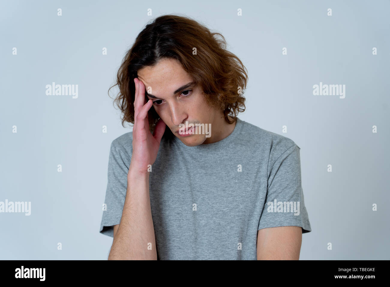 Portrait de jeune homme adolescence triste qui crie dans la douleur émotionnelle à la recherche désespérée et affligé. Millennial homme souffrant de dépression et l'intimidation. En m Banque D'Images