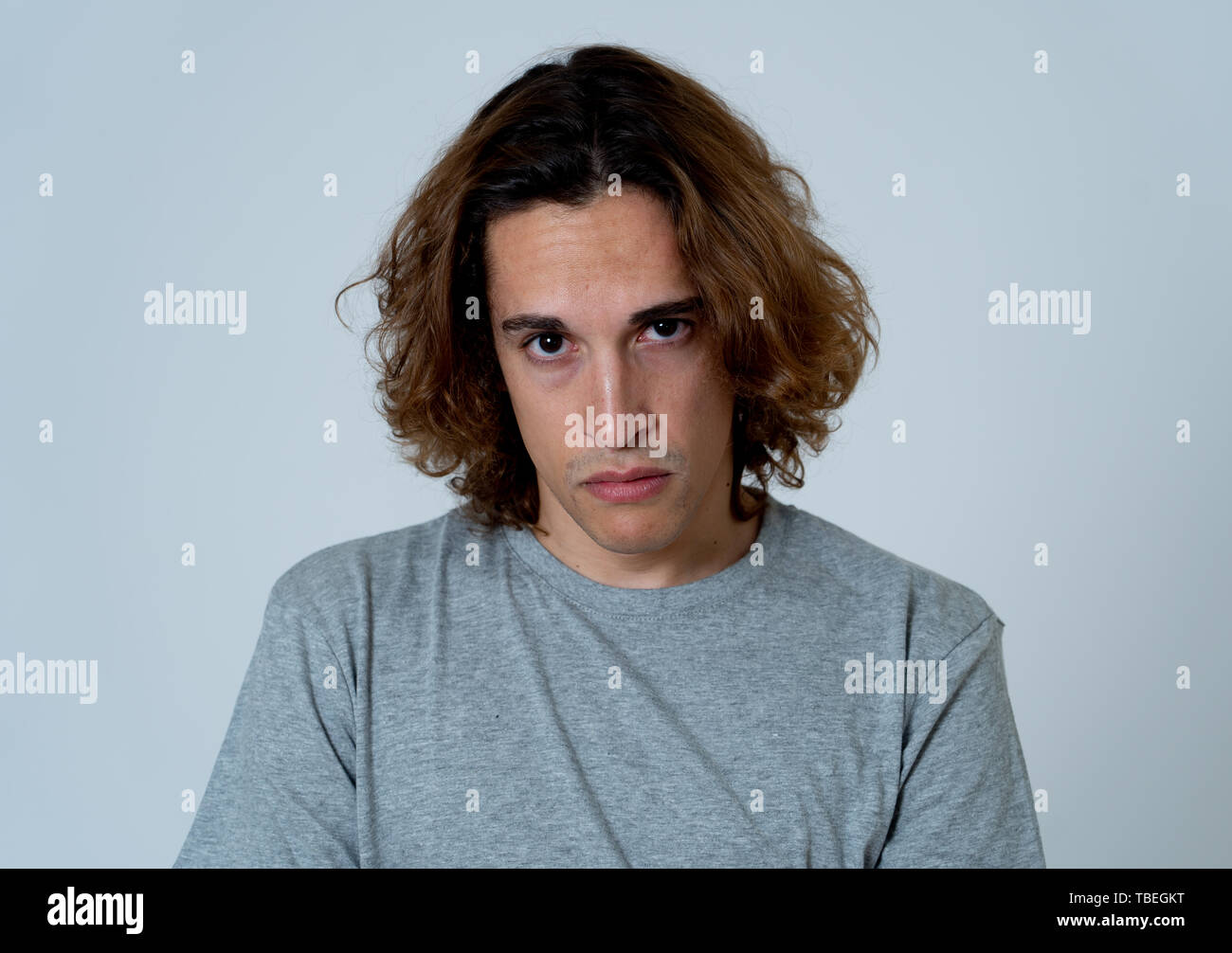 Portrait de jeune homme adolescence triste qui crie dans la douleur émotionnelle à la recherche désespérée et affligé. Millennial homme souffrant de dépression et l'intimidation. En m Banque D'Images
