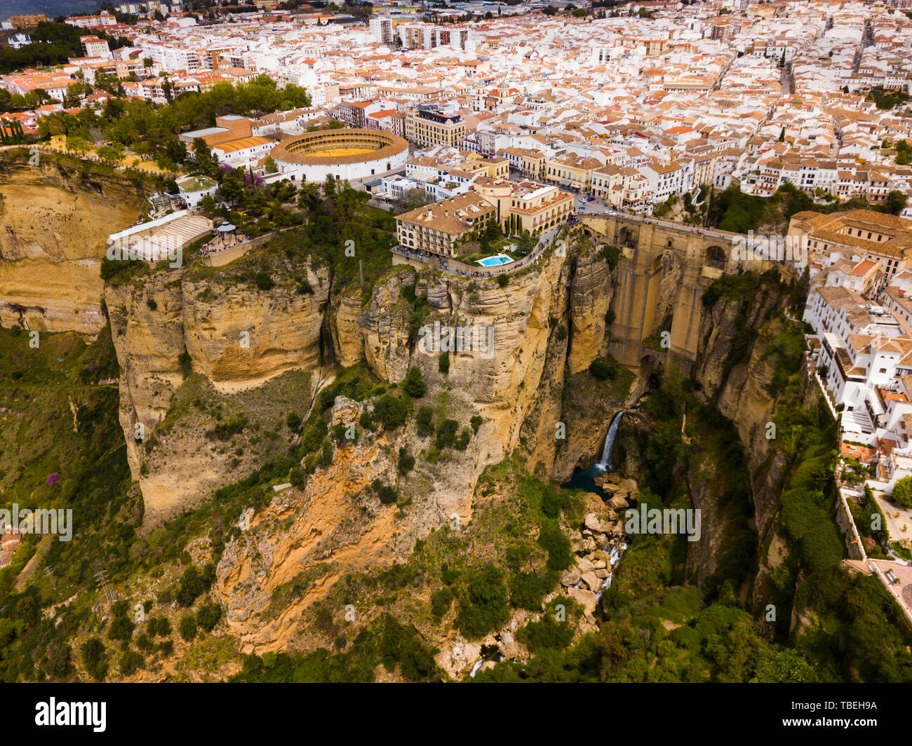 Avis de Ronda, une des plus anciennes villes de l'Espagne s'élevant au-dessus de El Tajo canyon sur le printemps Banque D'Images