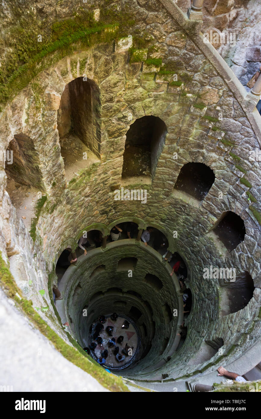 Escalier en pierre dans la tour, de la Regaleira estate, Sintra. Portugal  Photo Stock - Alamy