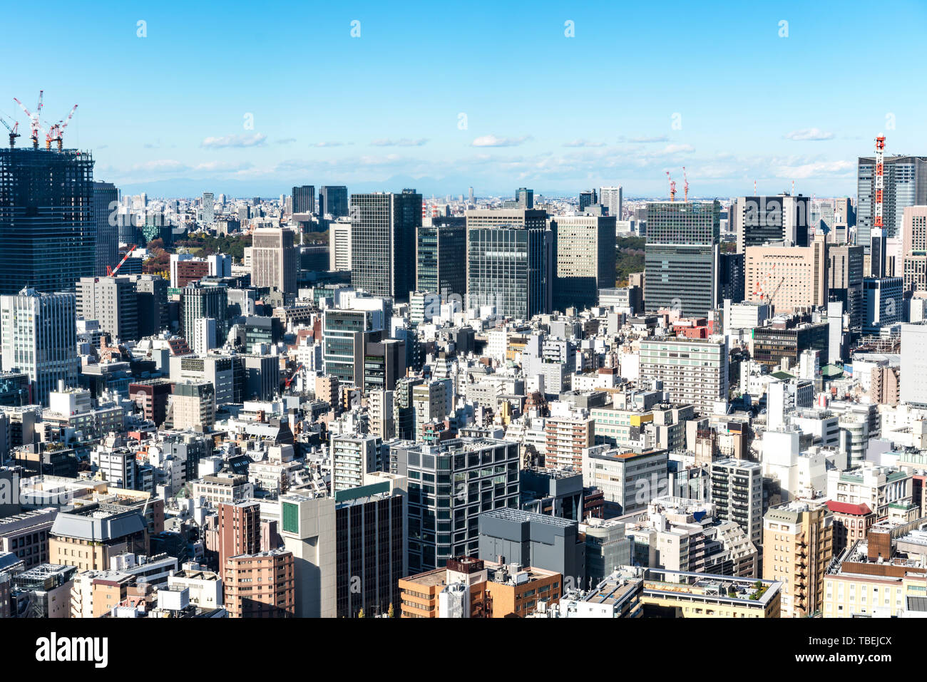 Concept d'affaires de l'Asie de l'immobilier et de la construction - Vue panoramique sur les toits de la ville urbaine vue aérienne sous ciel bleu dans Tokyo, hamamatsucho, Jap Banque D'Images