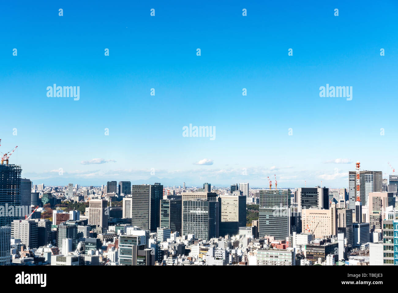 Concept d'affaires de l'Asie de l'immobilier et de la construction - Vue panoramique sur les toits de la ville urbaine vue aérienne sous ciel bleu dans Tokyo, hamamatsucho, Jap Banque D'Images