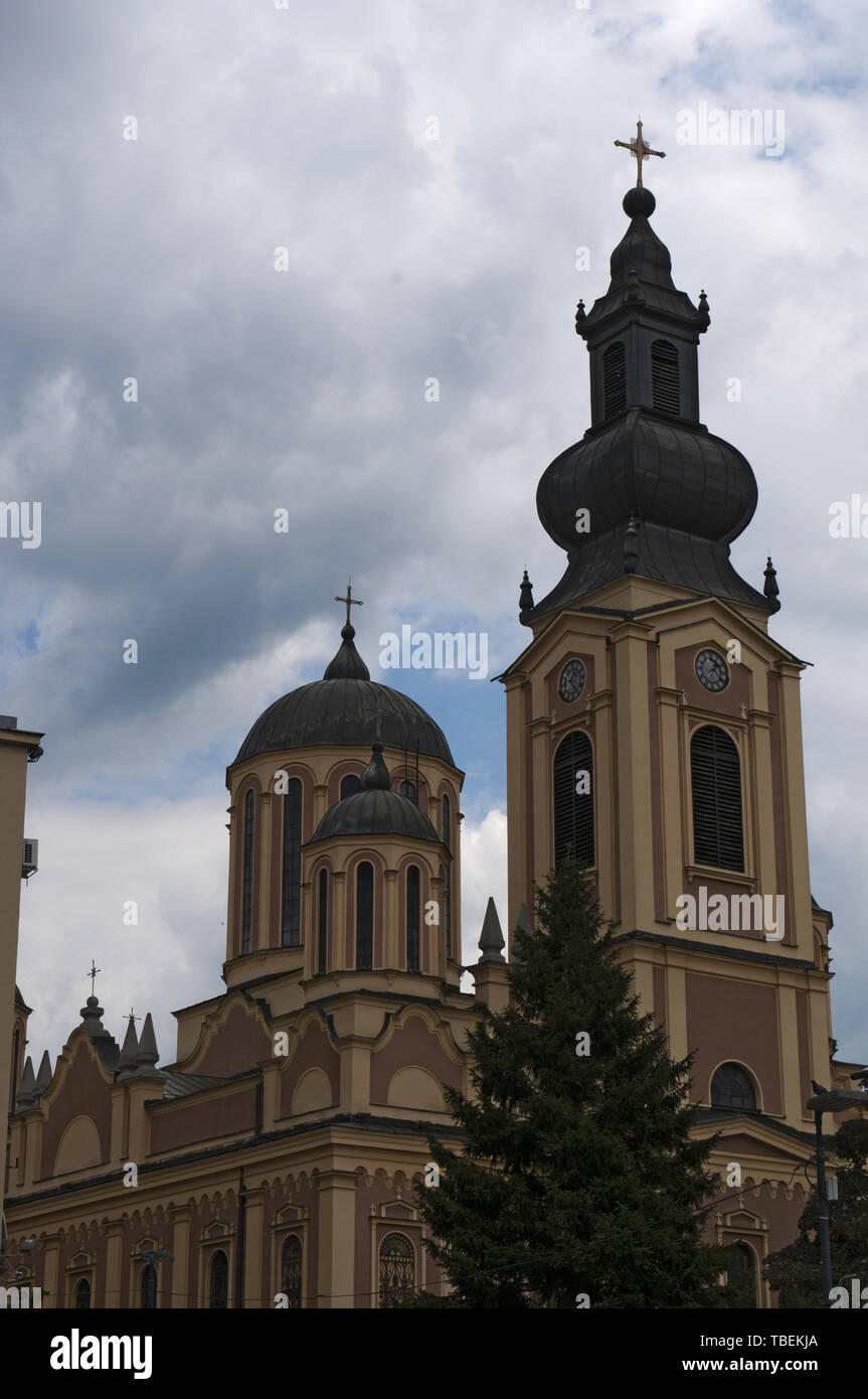 Bosnie : vue sur la cathédrale de la Nativité de la Théotokos dans Trg Oslobodenja (Place de la libération), la plus grande église orthodoxe serbe à Sarajevo Banque D'Images