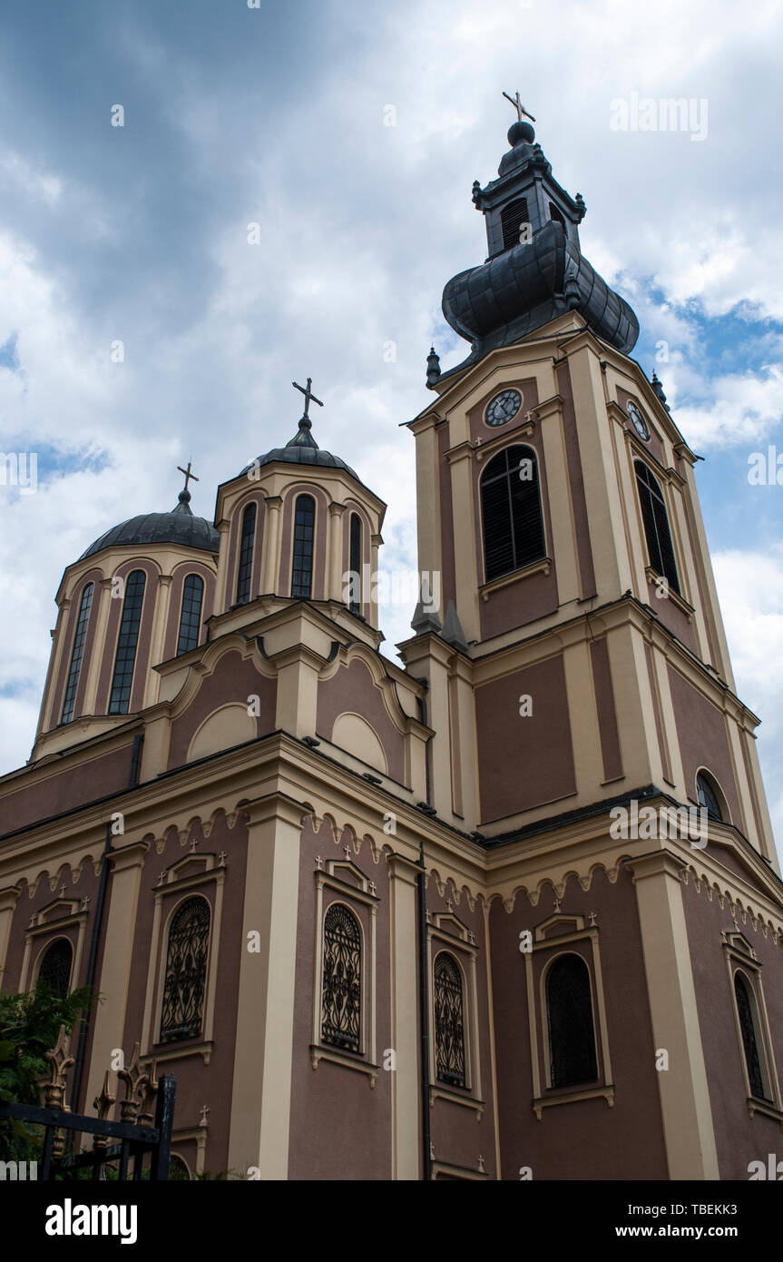 Bosnie : vue sur la cathédrale de la Nativité de la Théotokos dans Trg Oslobodenja (Place de la libération), la plus grande église orthodoxe serbe à Sarajevo Banque D'Images