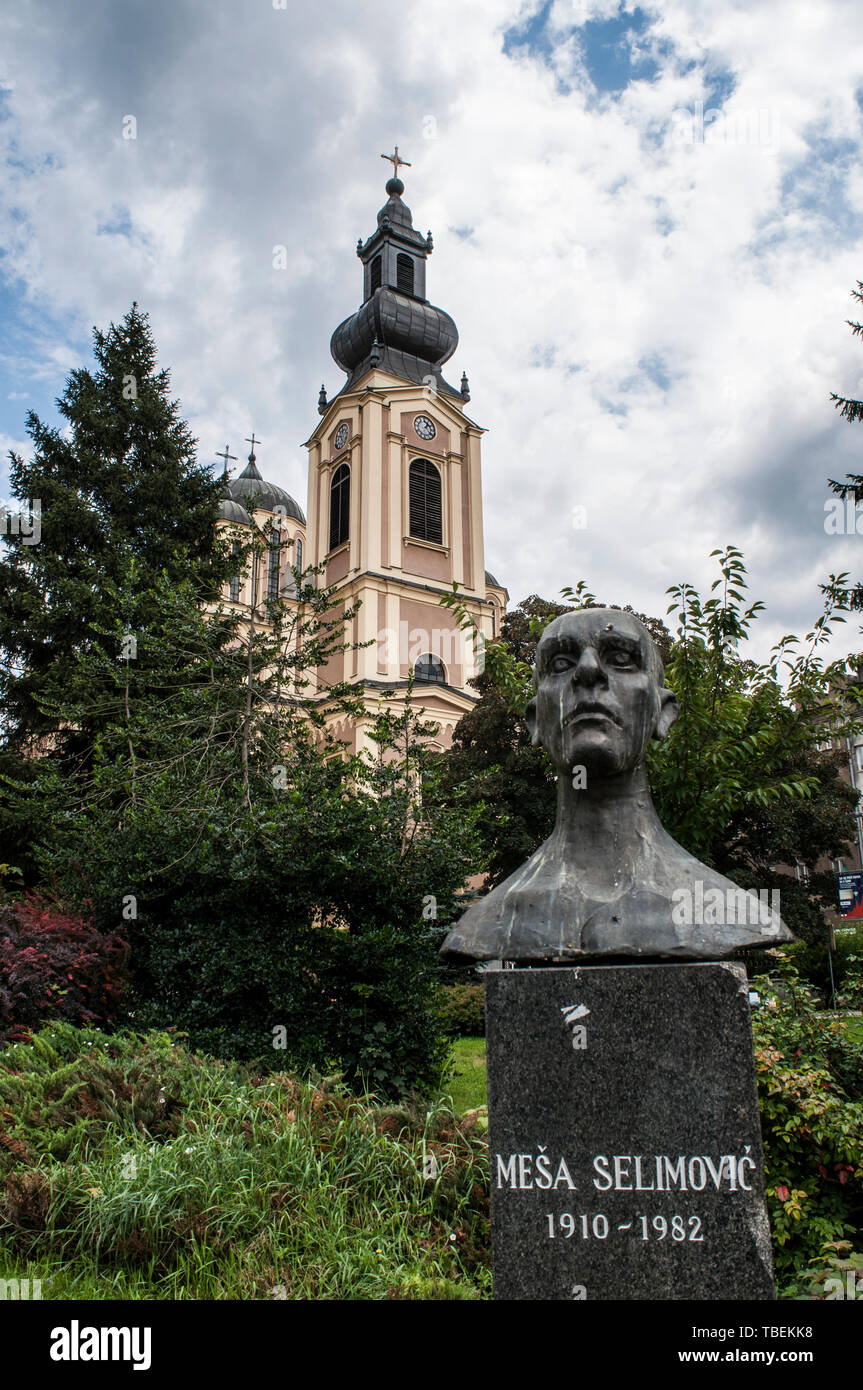 Sarajevo : Buste de Mesa Selimovic, écrivain d'origine bosniaque, dans Trg Oslobodenja (Place de la libération) avec la cathédrale de la Nativité de la Vierge Marie Banque D'Images