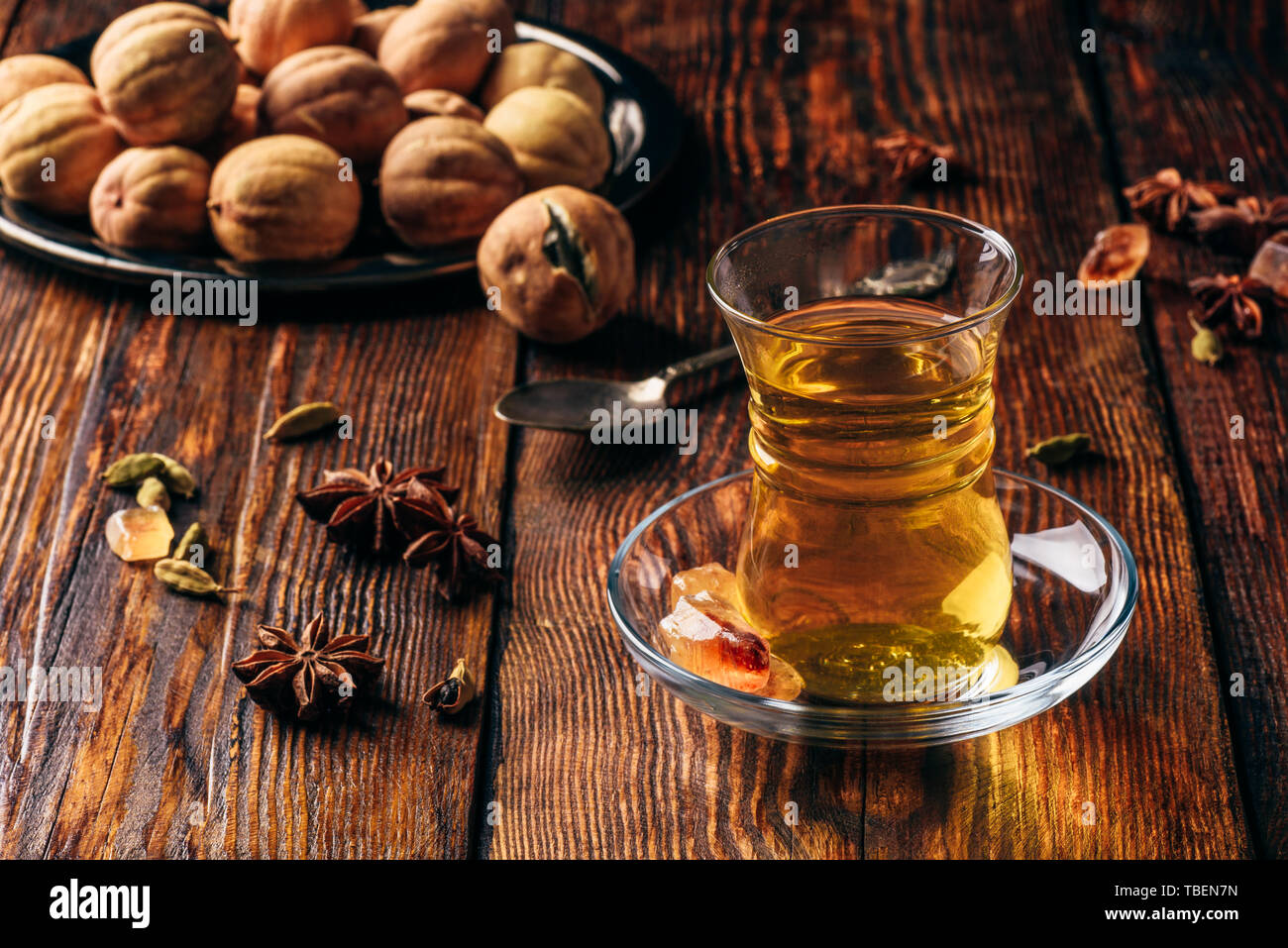 Thé Oriental avec des épices en verre armudu Banque D'Images