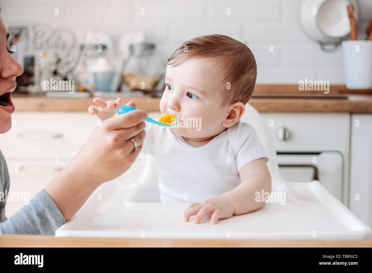 Charmant Petit Bebe Garcon 6 8 Mois De Manger Des Aliments De Premiere Citrouille Cuillere Avec Maman A L Accueil Photo Stock Alamy