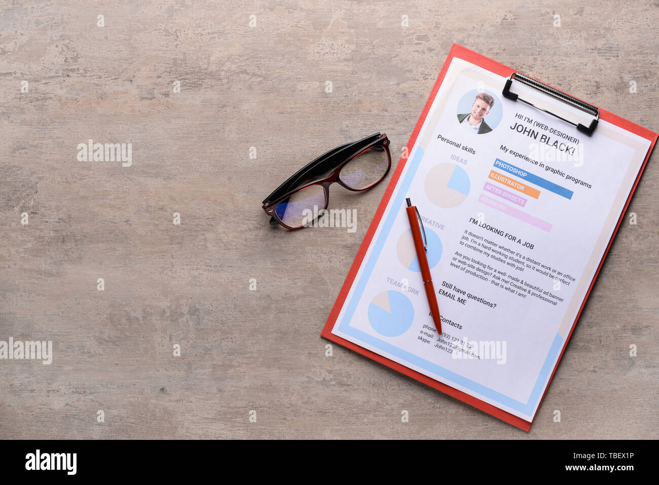 Reprise d'emploi avec les lunettes sur la table gris Banque D'Images