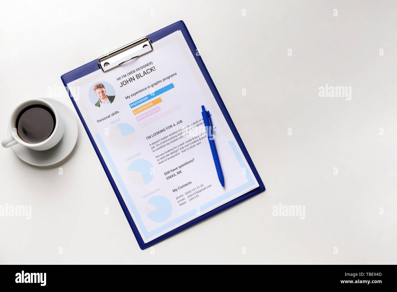 Reprise d'emploi avec une tasse de café sur fond blanc Banque D'Images