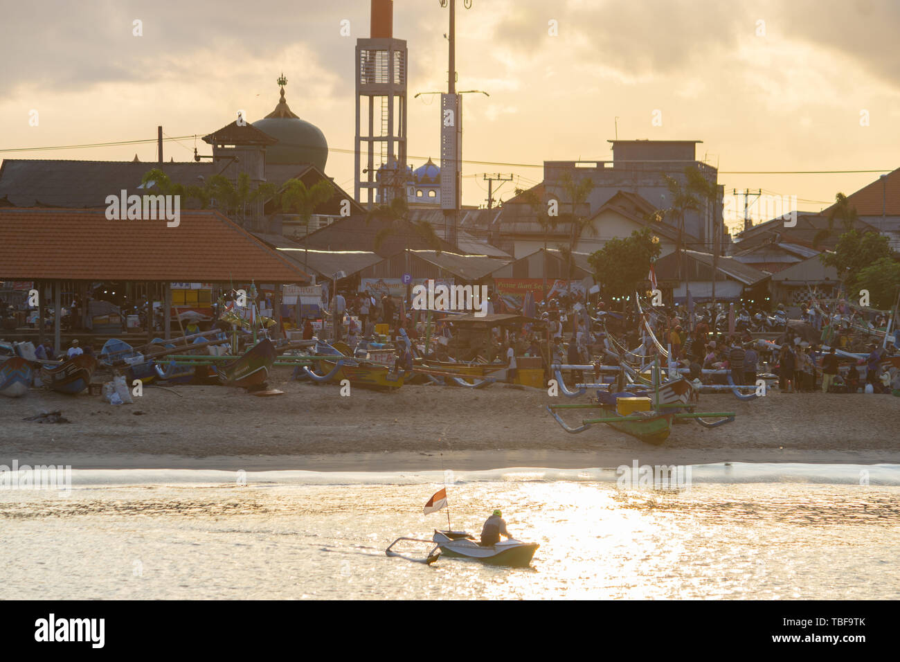 Indonésie/BALI-Mai 15 2019 : l'atmosphère du port de Jimbaran, le centre de pêche à Bali quand le soleil se lève le matin avec une vue sur le backgroun Banque D'Images