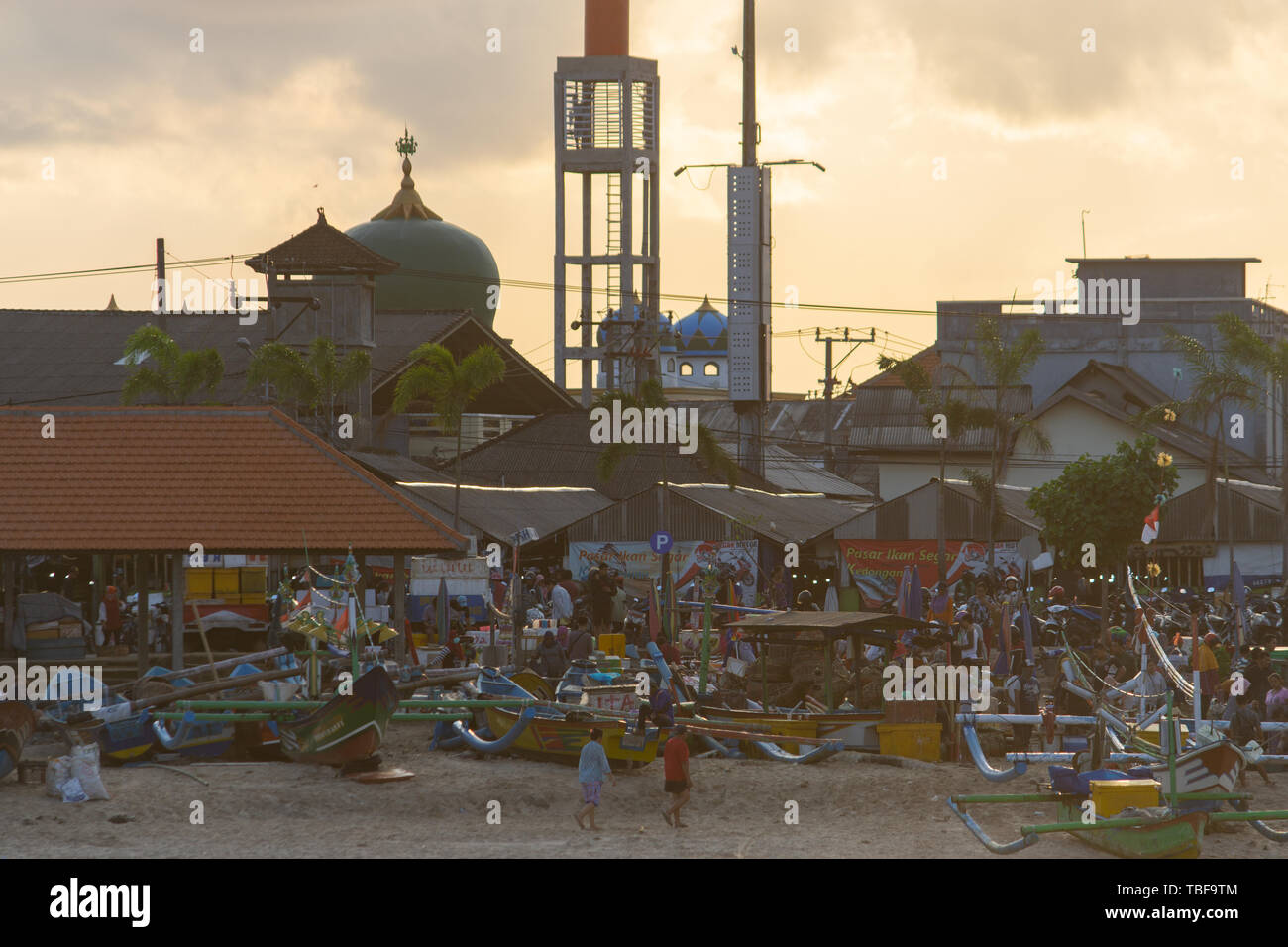 Indonésie/BALI-Mai 15 2019 : l'atmosphère du port de Jimbaran, le centre de pêche à Bali quand le soleil se lève le matin avec une vue sur le backgroun Banque D'Images