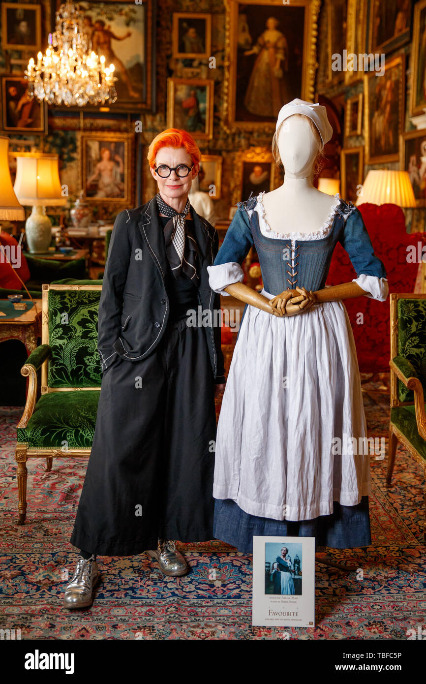 Livres primés Costumière Sandy Powell ouvre une exposition spéciale à  Hatfield House (Hertfordshire) pour marquer la sortie de home entertainment  le favori. Neuf tenues sera exposée jusqu'à la mi-juin avec uniformes portés