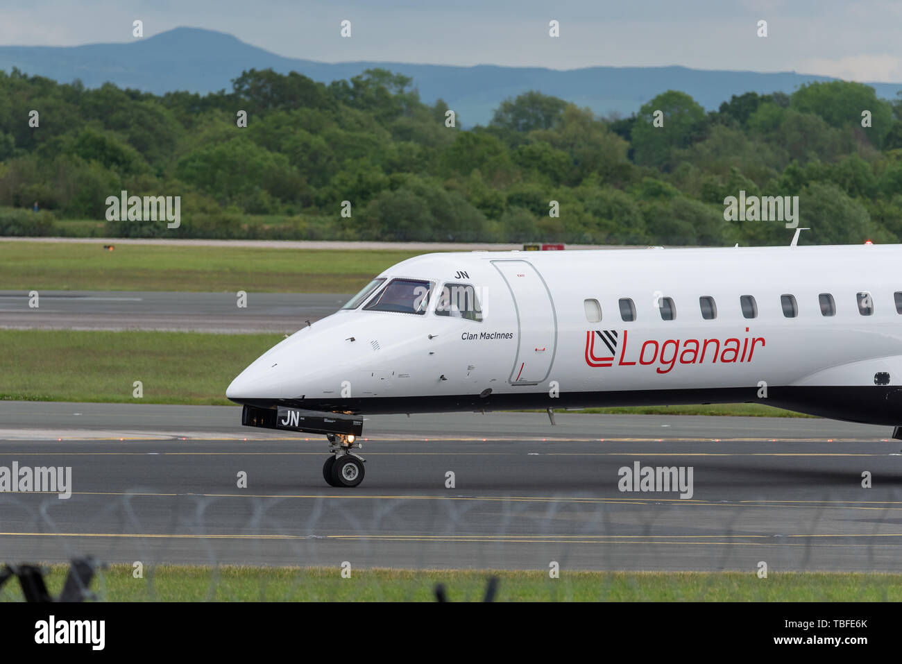 MANCHESTER UK, 30 mai 2019 : Loganair Embraer ERJ-145EP LM595 de vol Inverness s'éteint la piste 28R à l'aéroport de Manchester après l'atterrissage. Banque D'Images