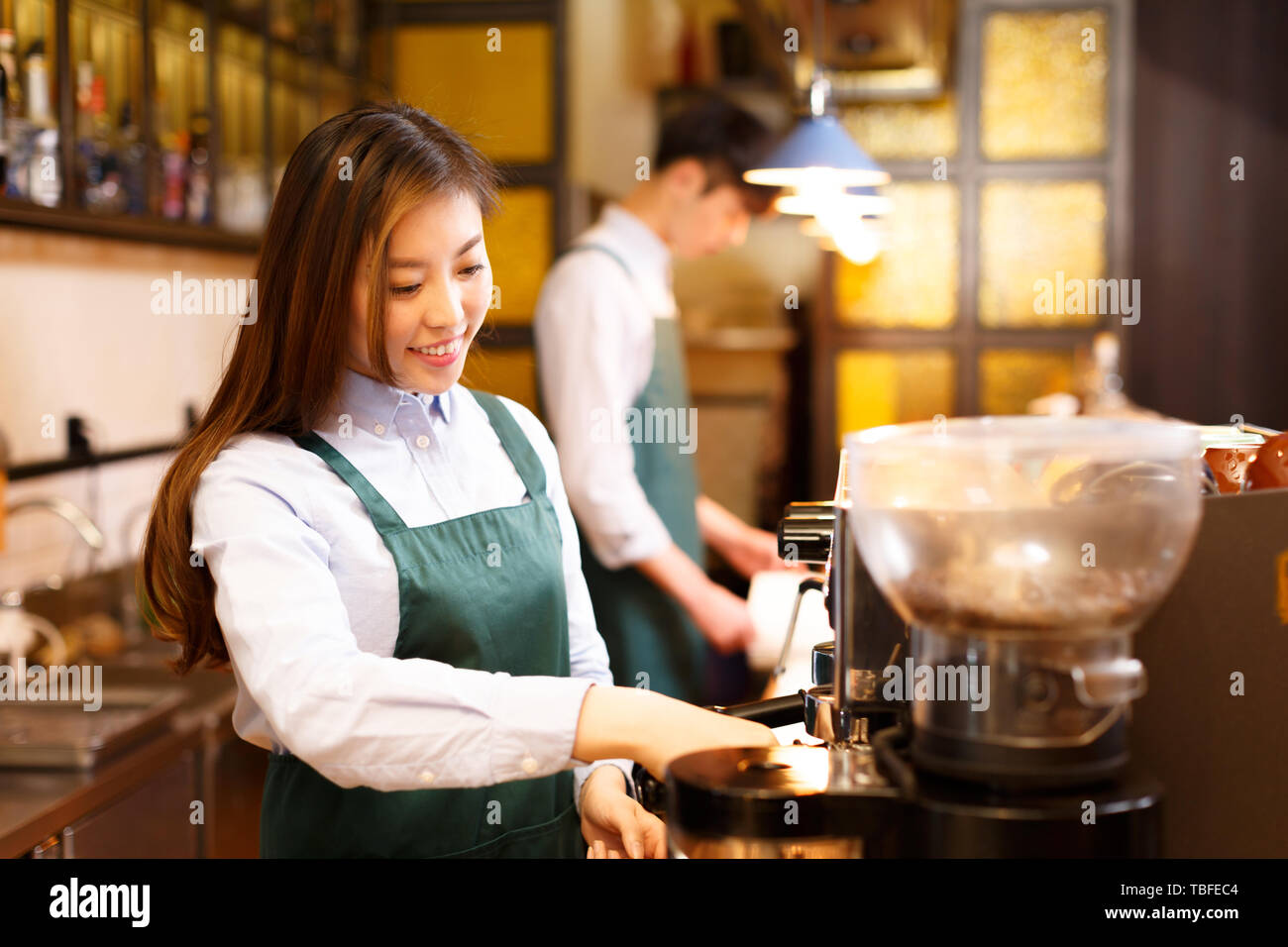 Portrait et serveuse waiter serving in cafe Banque D'Images