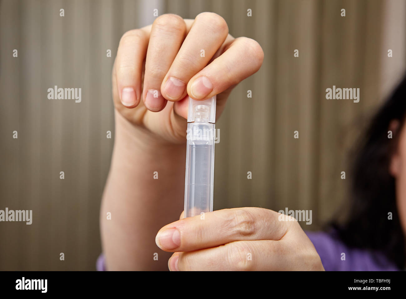 La préparation des médicaments pour la chambre de nébulisation, ce qui aide les patients atteints de maladie pulmonaire interstitielle. Banque D'Images