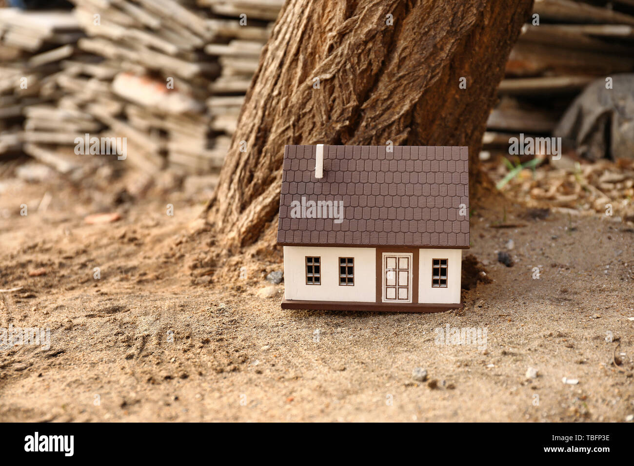 Modèle de maison sur le sol à l'extérieur. Concept de tremblement de terre Banque D'Images