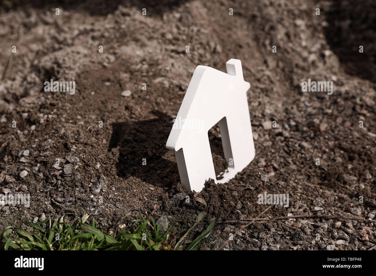 Modèle de maison sur le sol à l'extérieur. Concept de tremblement de terre Banque D'Images