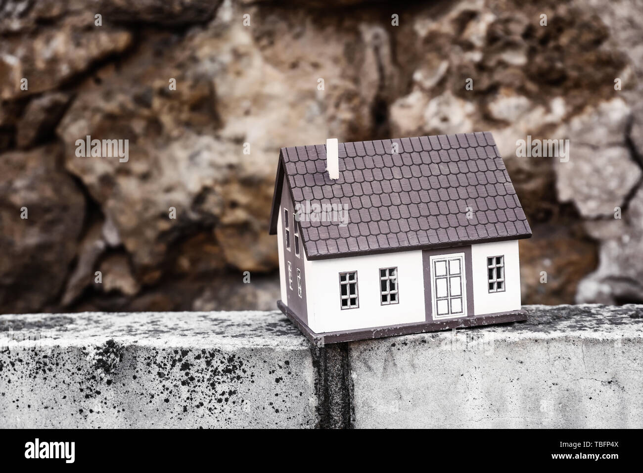 Modèle de chambre à l'extérieur. Concept de tremblement de terre Banque D'Images