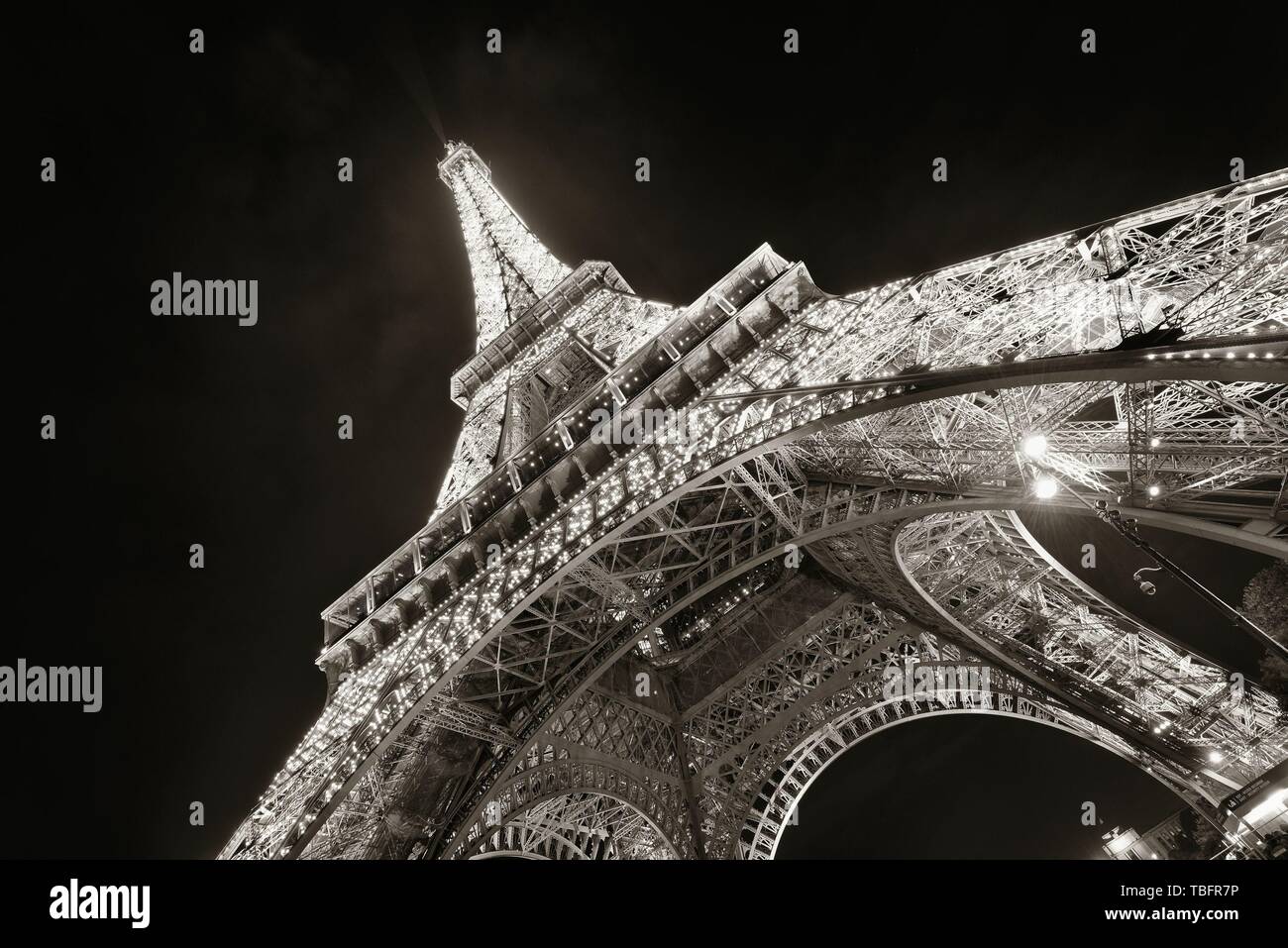 PARIS, FRANCE - Le 13 mai : Eiffel Tower at night le 13 mai 2015 à Paris. C'est le plus visité payé au monde avec 250 millions de visiteurs annuels. Banque D'Images