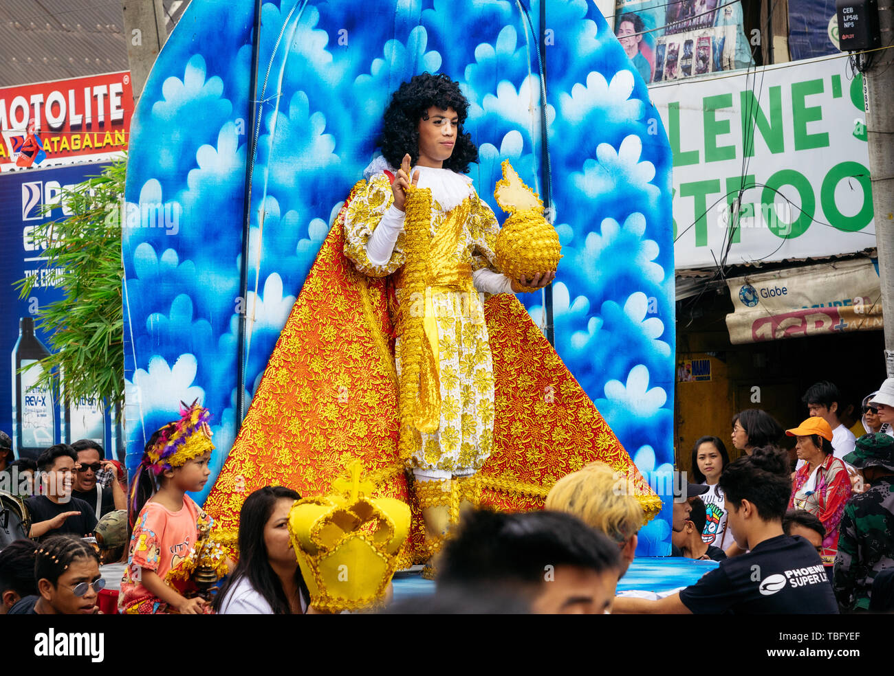 , La ville de Cebu aux Philippines - Le 20 janvier 2019 : l'homme en costume authentique ressemble à Santo Nino ou l'Enfant Jésus, statuette à l'Sinulog Festiva Banque D'Images