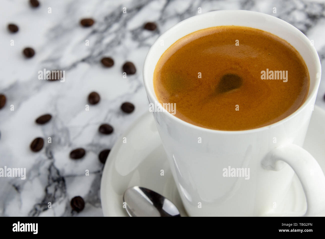 Vue frontale d'un délicieux et savoureux tasse de café fraîchement préparé avec des fèves de café Banque D'Images