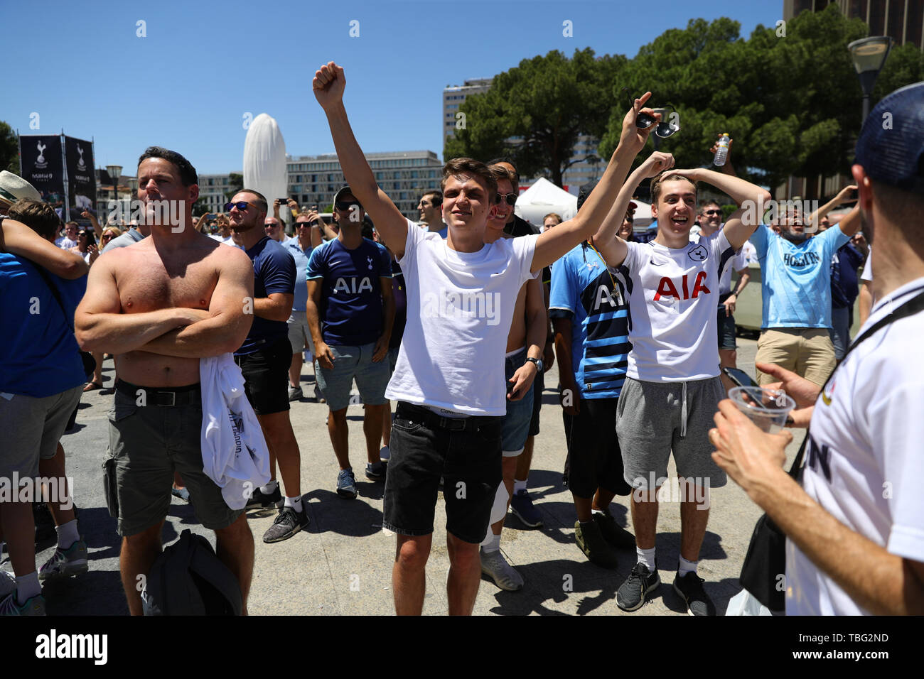 Les supporters de Tottenham à Madrid avant la finale de la Ligue des Champions Liverpool v Tottenham Hotspur, au Metropolitan Stadium Wanda dans la capitale espagnole le samedi soir. Banque D'Images