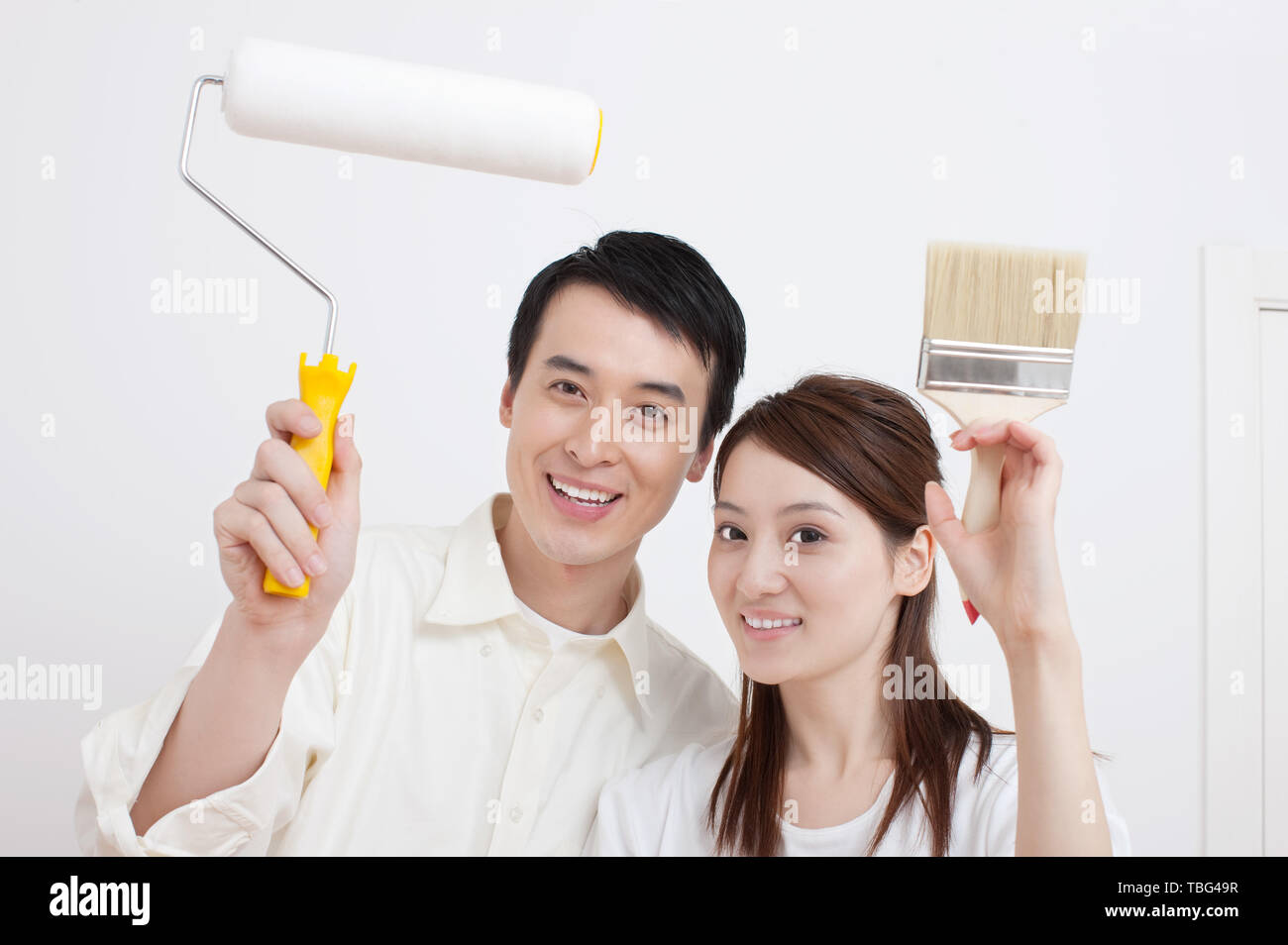 Le mari et la femme décorer la nouvelle maison eux-mêmes. Banque D'Images