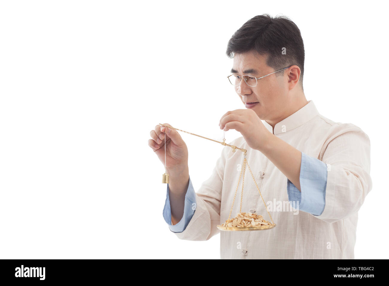 Les pharmaciens peser les herbes Banque D'Images