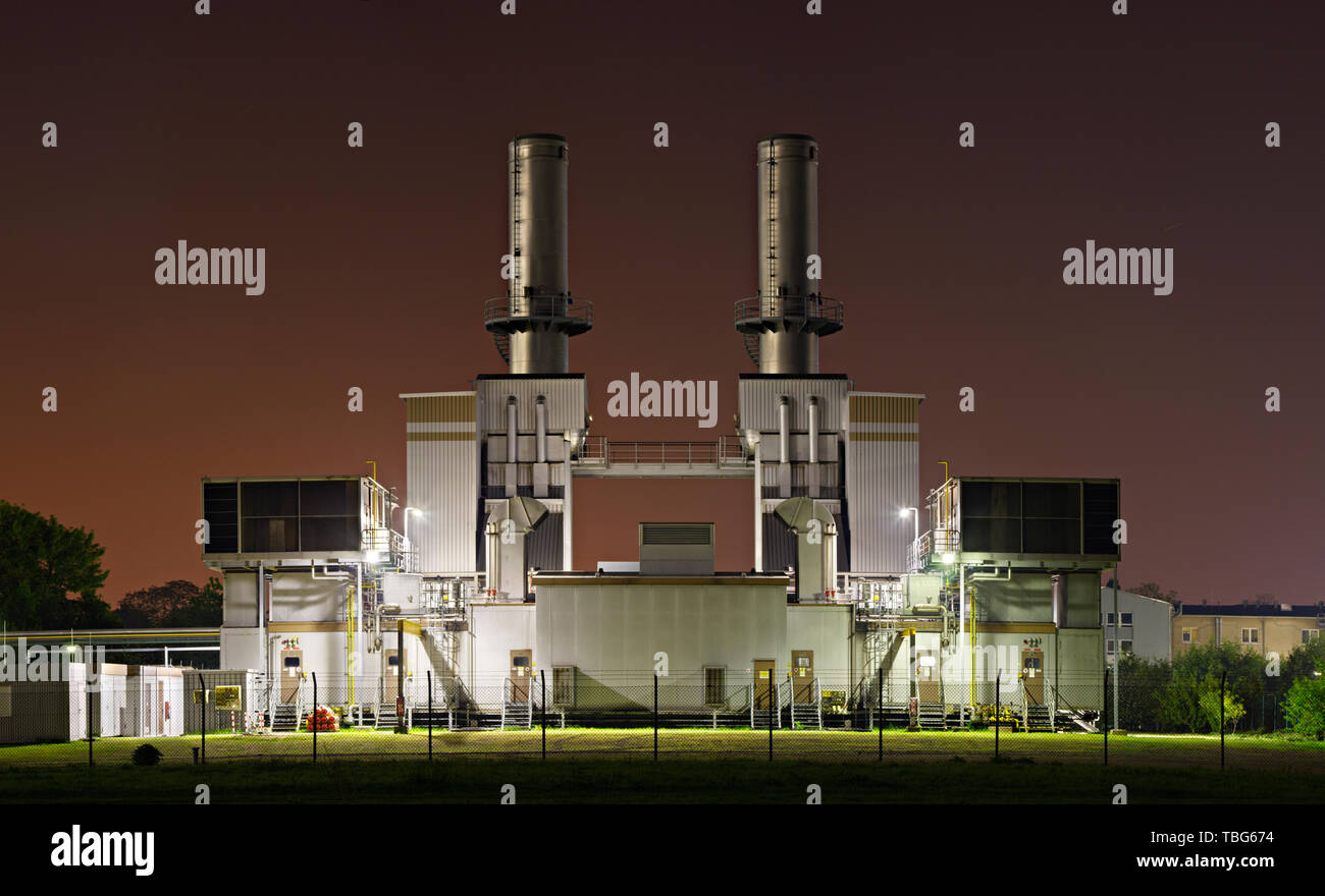 Panorama symétrique d'une capture d'une station de compression de gaz industriels qui fait partie d'une grande usine chimique. Banque D'Images