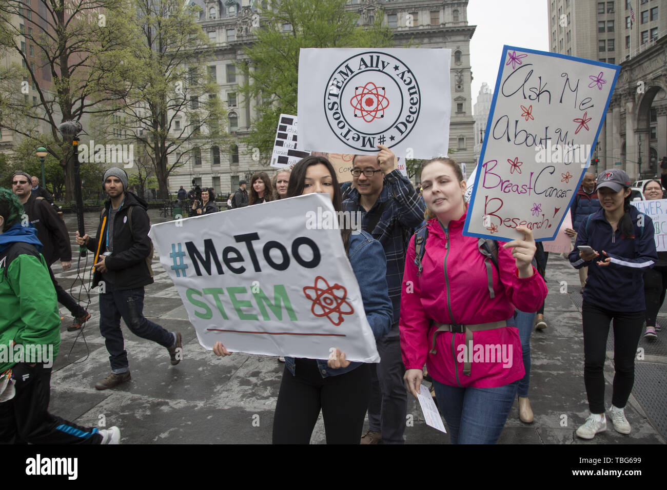 Mars pour la science, la ville de New York. La marche de la science est une série internationale de rallyes et des marches qui a eu lieu le jour de la Terre. Le premier mars a eu lieu le 22 avril 2017 à Washington, D.C. C'est un mouvement mondial qui préconise pour équitable, fondée sur des données probantes, politique qui sert toutes les communautés. Banque D'Images