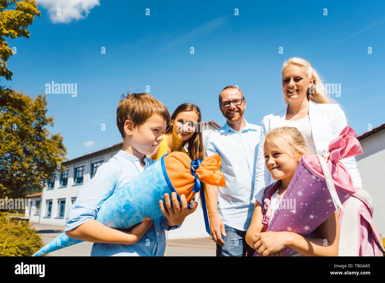 Premier jour à l'école pour deux étudiants en cours avec la famille Banque D'Images