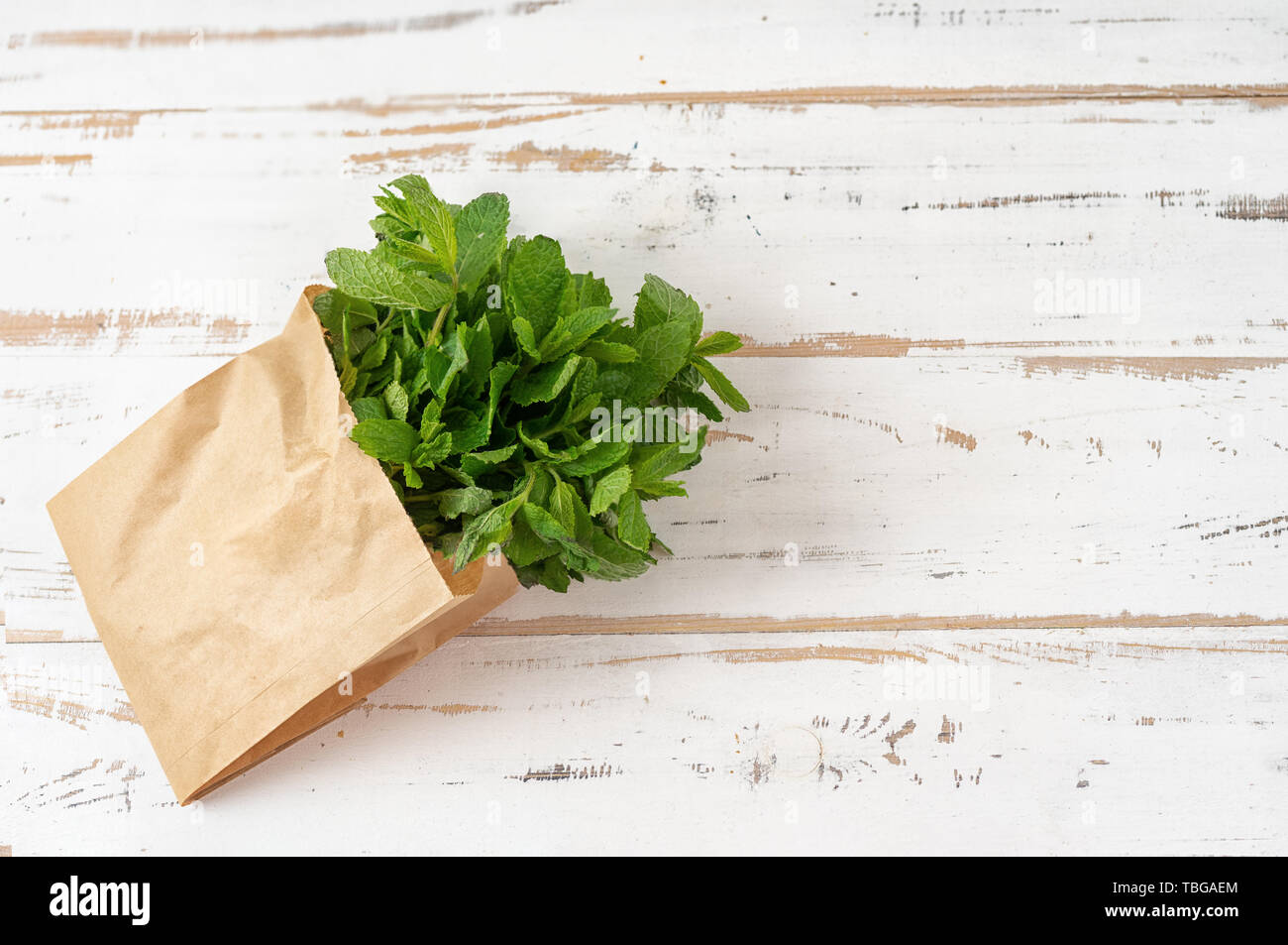 Vue de dessus de la menthe fraîche dans le sac eco Banque D'Images