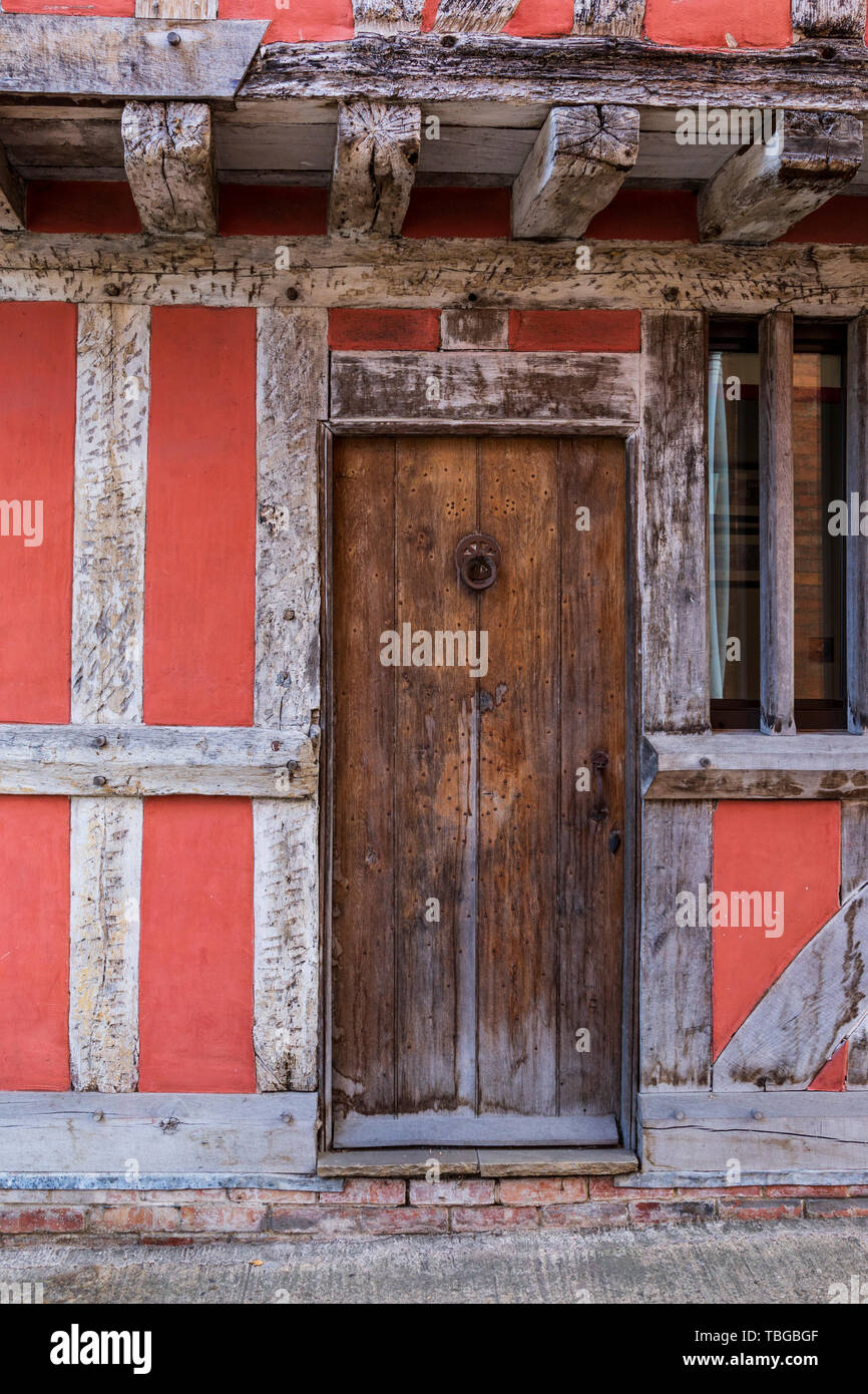 Une porte en chêne dans une ancienne maison à pans de bois de Tewkesbury, Gloucestershire, Angleterre Banque D'Images