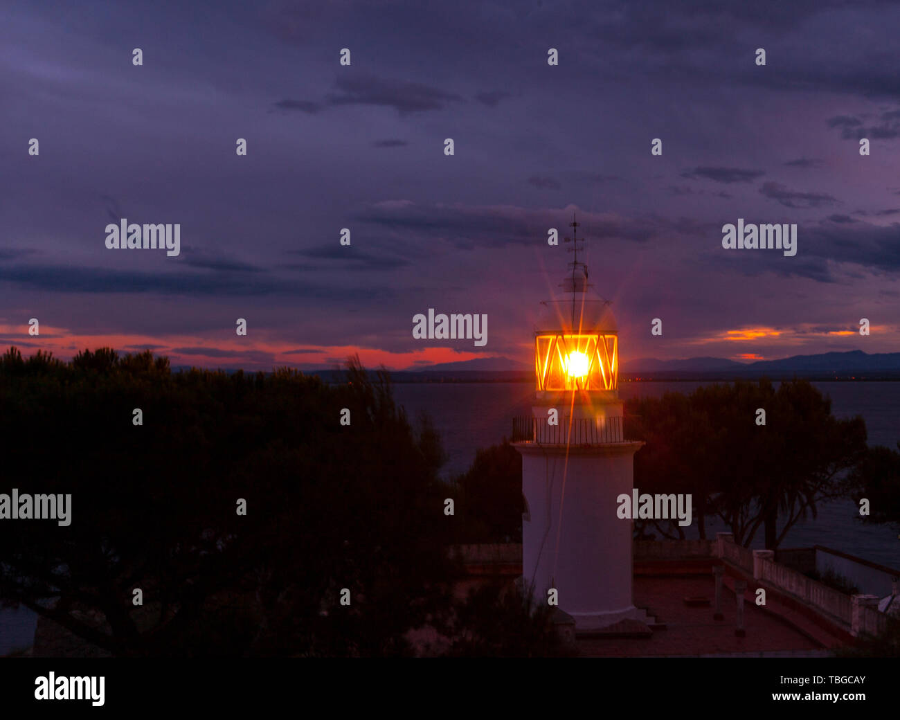 Lumineux et sombre nuit au phare sur la côte de l'Espagne Banque D'Images