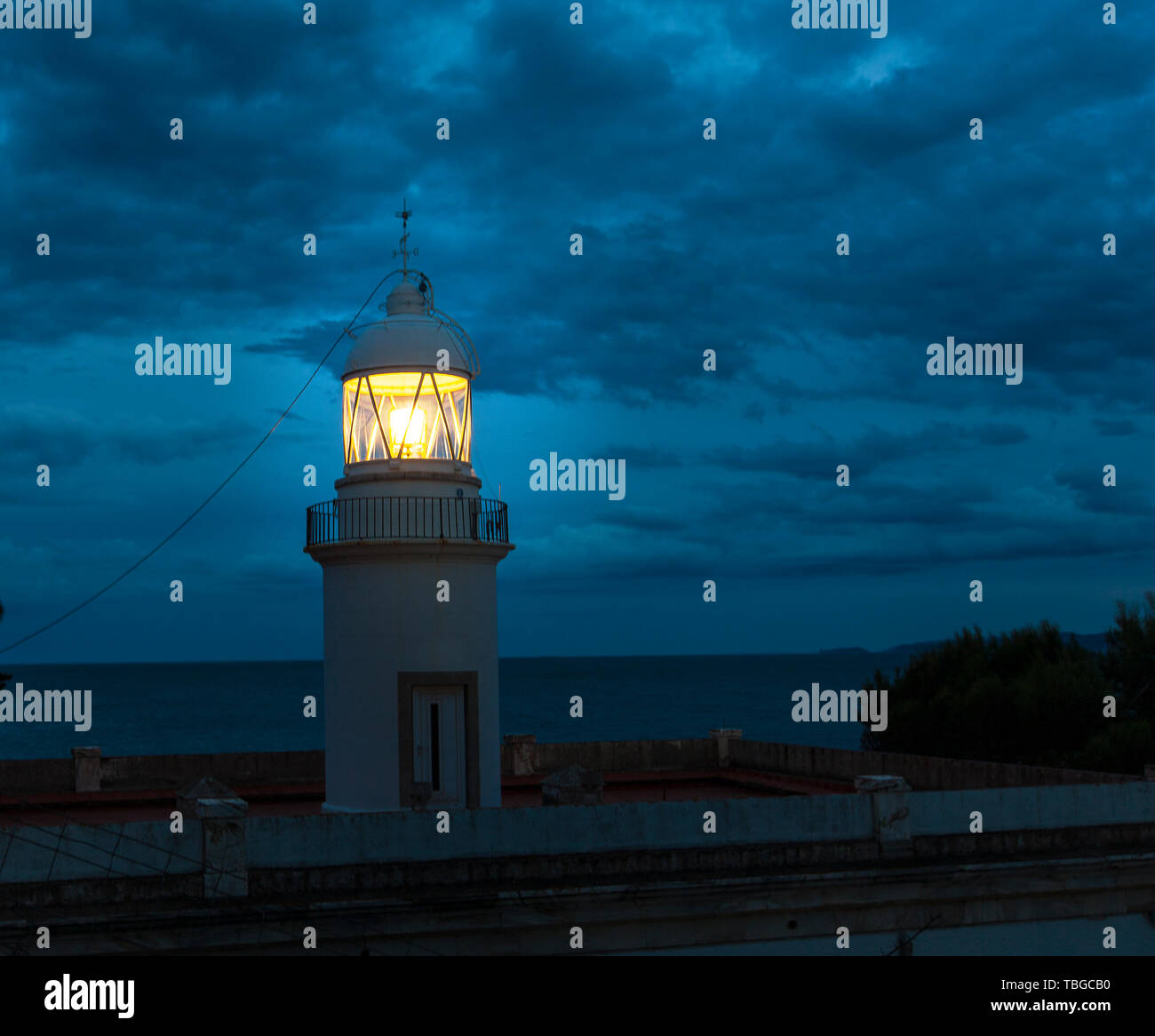 Lumineux et sombre nuit au phare sur la côte de l'Espagne Banque D'Images