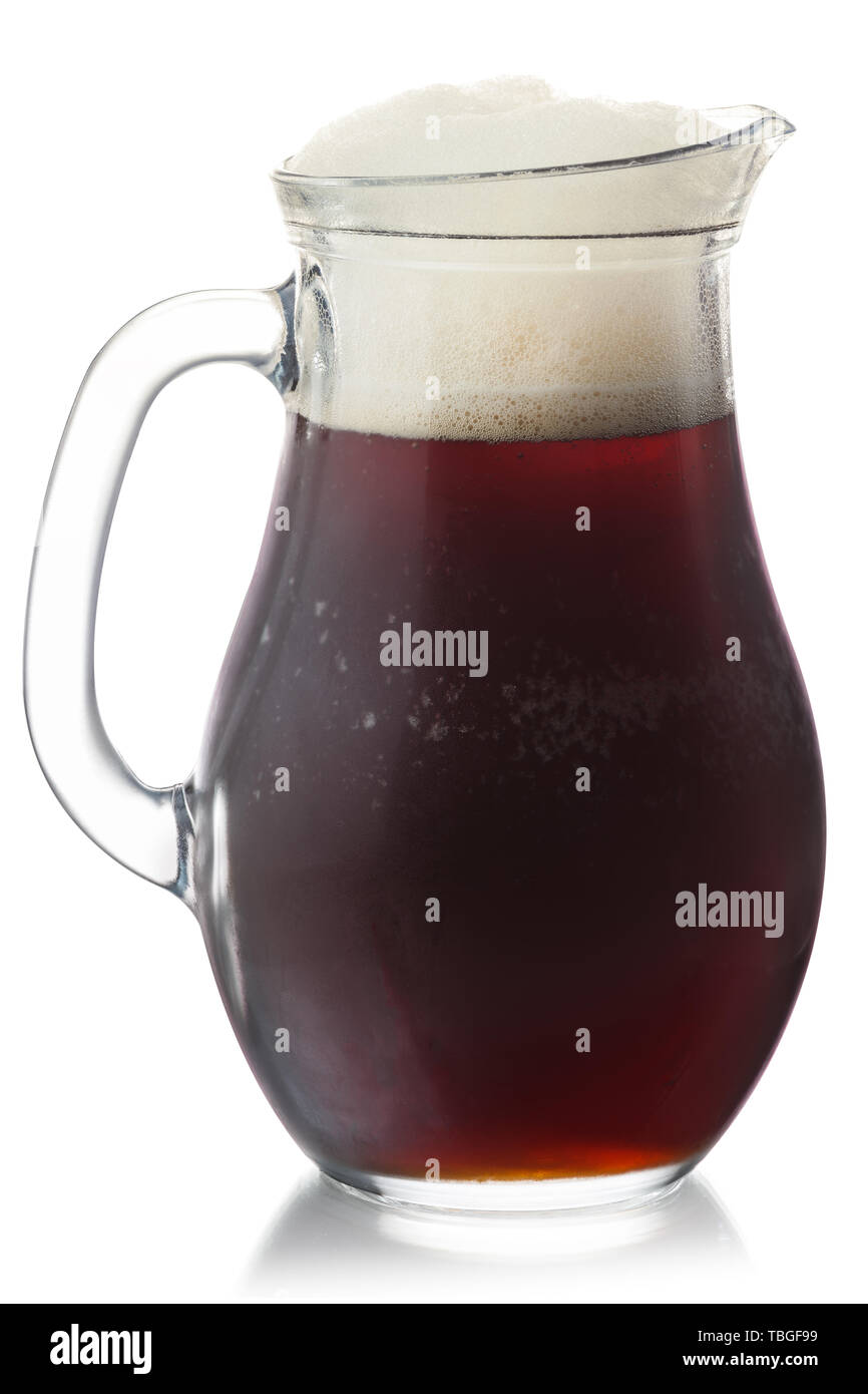 Pichet de bière de racine avec tête en mousse, isolé Banque D'Images