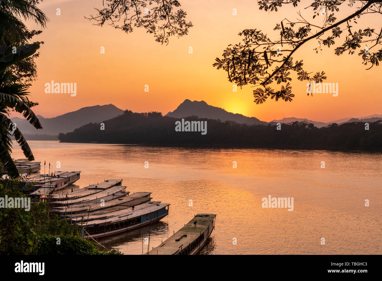 Au coucher du soleil sur le Mékong à Luang Prabang, les bateaux d'excursion, au Laos, en Asie du sud-est Banque D'Images