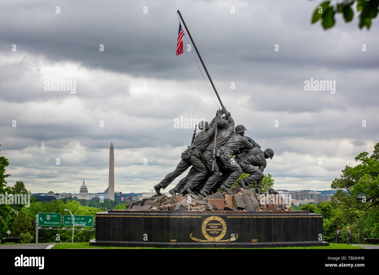 United States Marine Corps War Memorial dépeignant la plantation du drapeau sur Iwo Jima lors de la deuxième guerre mondiale à Washington Memorial et Capitol Building en arrière-plan dans Arli Banque D'Images