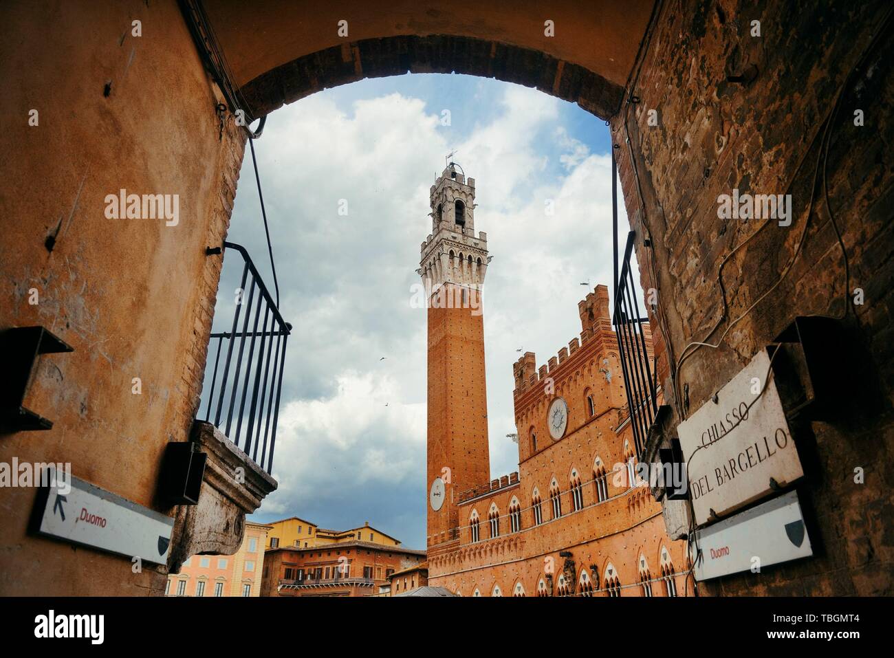 Clocher de l'Hôtel de ville vue de l'arche à Sienne en Italie. Banque D'Images