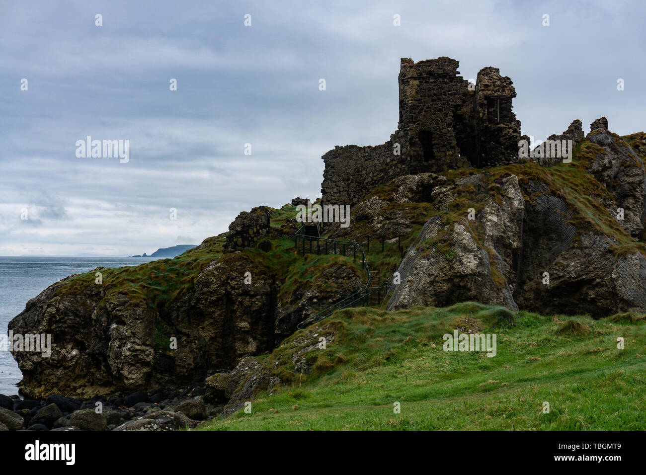 L'Irlande du Nord, Kinbane Pointe, Mai 2019 : Ruines du château sur la tête de Kinbane Kinbane Banque D'Images