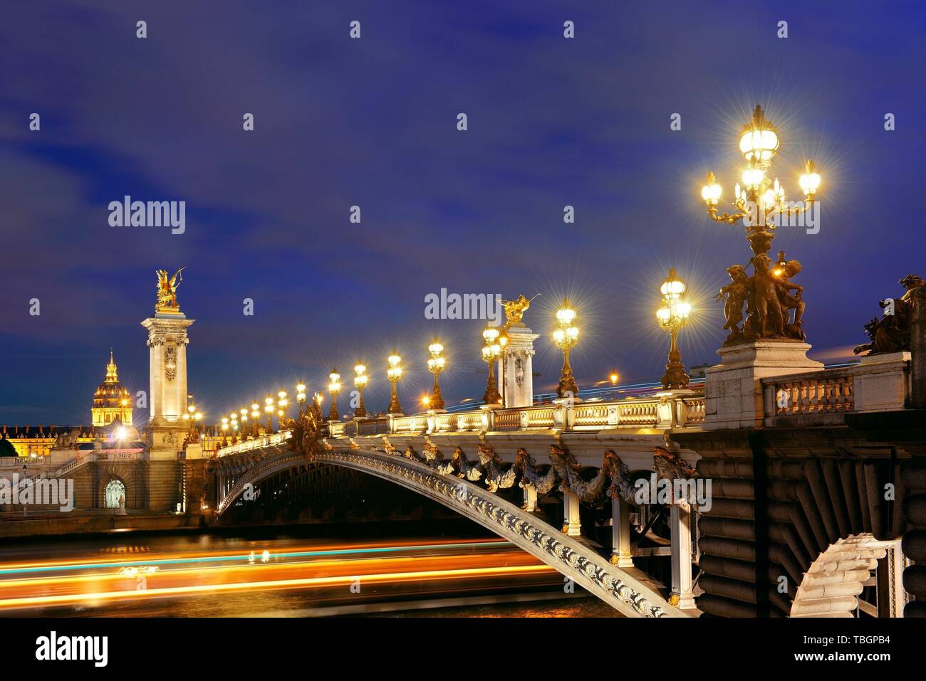 Paris Seine et Pont Alexandre III en soir Banque D'Images