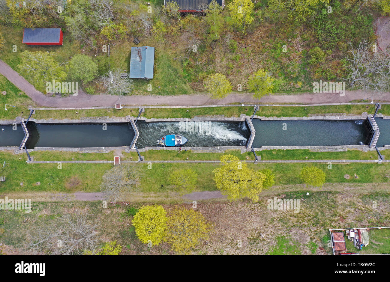 Un bateau qui verrouille dans Borenshult, écluses du Canal Göta, Motala, au cours samedi. Banque D'Images