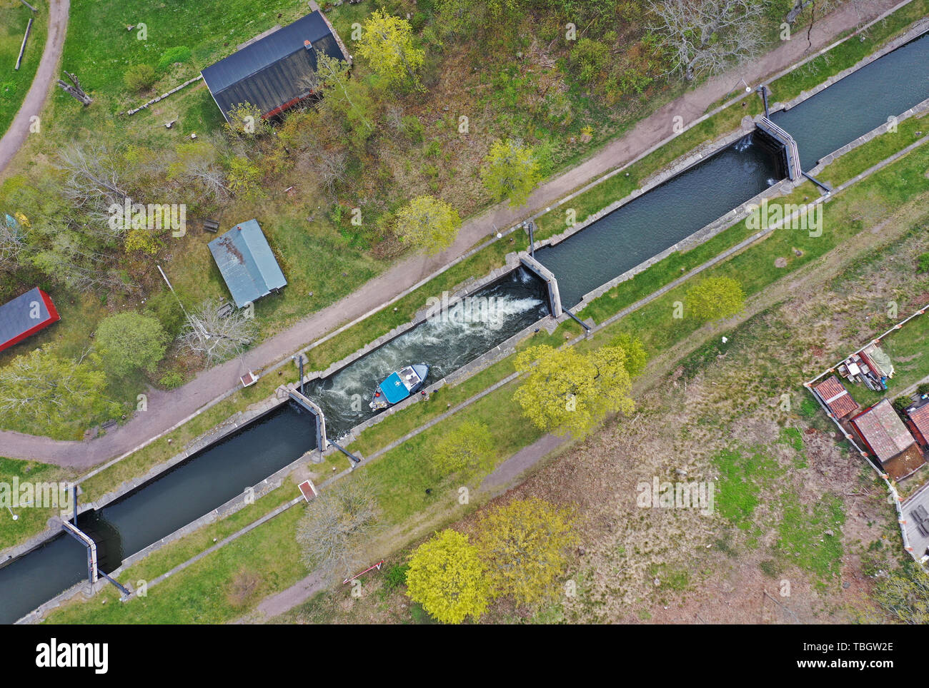 Un bateau qui verrouille dans Borenshult, écluses du Canal Göta, Motala, au cours samedi. Banque D'Images