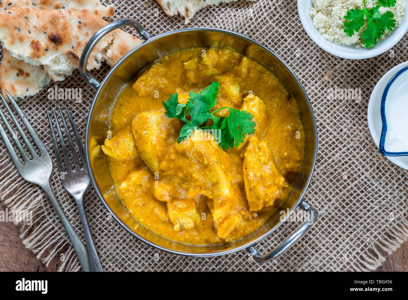 Poulet korma curry avec du pain naan - Vue de dessus Banque D'Images